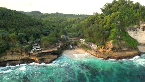 Olas-Rompiendo-A-Lo-Largo-De-La-Escarpada-Playa-Y-Costa-De-Banyu-Tibo