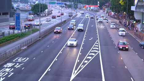 Auto-Fährt-Schnell-Auf-Der-Autobahn,-Umweltverschmutzung,-Smog,-Emissionsfreies-Metropolenkonzept