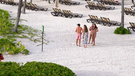 Grupo-De-Adultos-Jóvenes-Hablando-En-Un-Resort-Todo-Incluido