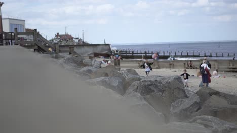 Weitwinkelaufnahme-Des-Stadtstrandes-Von-Hornsea-In-England-Mit-Menschen,-Die-Herumlaufen