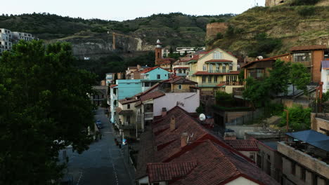 Fliegen-Sie-Bei-Sonnenaufgang-In-Georgien-über-Die-Typische-Architektur-In-Der-Altstadt-Von-Tiflis