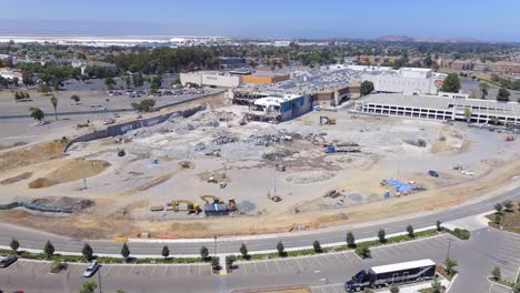 Vista-Aérea-De-Un-Centro-Comercial-Demolido-En-Newark,-California,-Ee.uu.---Disparo-De-Drones