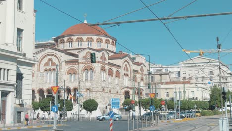 Fußgänger-Passieren-Vor-Der-Kathedrale-Der-Heiligen-Dreifaltigkeit-In-Piräus,-Griechenland