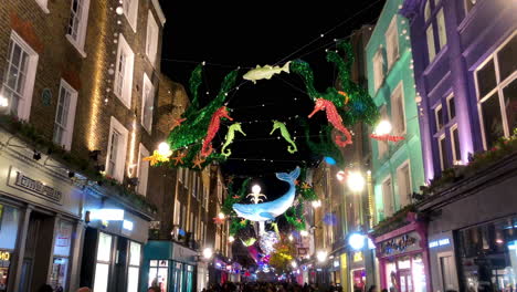 Außenansicht-Der-Carnaby-Weihnachtsinstallation,-Einer-Zusammenarbeit-Zwischen-Shaftesbury-Und-Ocean-Conversation,-Einem-Wohltätigkeitsprojekt-über-Die-Umwelt-Und-Die-Dringlichkeit,-Den-Planeten-Zu-Retten