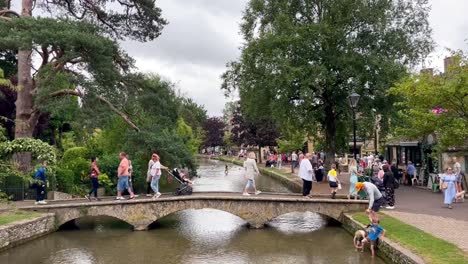 Sommer-Im-Berühmten-Dorf-In-Cotswolds