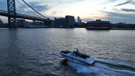 Drohne,-Die-Dem-Boot-Auf-Dem-Delaware-River-Folgt