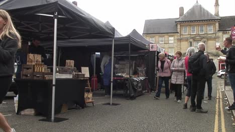 Visitantes-Y-Turistas-Que-Visitan-La-Feria-Gastronómica-En-La-Ciudad-Británica-De-Oakham,-En-El-Condado-Más-Pequeño-De-Rutland