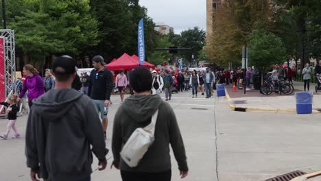 Menschen,-Die-Bei-Der-Veranstaltung-„Taste-Of-Madison“-In-Madison,-Wisconsin,-Mit-Zeitraffervideo-Spazieren-Gehen