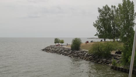 Gente-En-Toronto-A-Orillas-Del-Lago,-Andar-En-Bicicleta,-Caminar