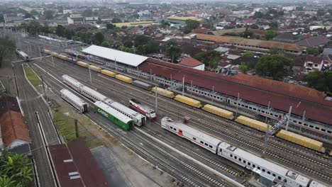 Vista-Aérea,-Que-Muestra-Los-Vagones-De-Tren-Que-Se-Detienen-En-La-Estación-Lempuyangan-Yogyakarta,-La-Actividad-No-Está-Abarrotada