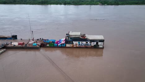 Frachtschiff-Auf-Dem-Amazonas.-Amazonien.-Südamerika