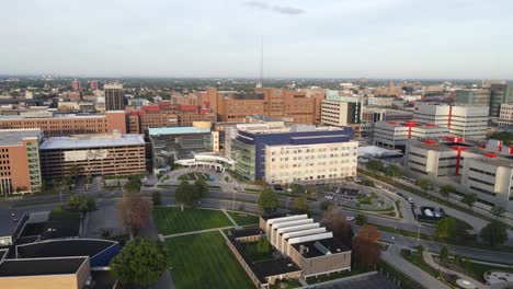 Toma-De-Avance-Rápido-Del-Hospital-Receptor-De-Detroit-En-El-Centro-Médico-De-Detroit-Junto-Al-Hospital-Infantil-En-Michigan