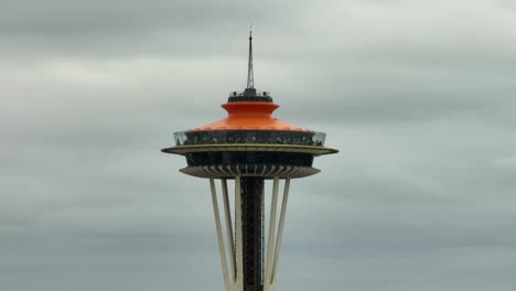 Nahaufnahme-Der-Berühmten-Space-Needle-In-Seattle-An-Einem-Bewölkten-Tag