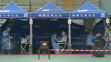 Los-Pacientes-Se-Someten-A-Pruebas-De-Pcr-De-Coronavirus-En-Un-Centro-De-Pruebas-Comunitario-En-Hong-Kong