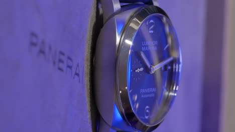 Luz-Reluciente-Que-Se-Refleja-En-La-Esfera-De-Cristal-Del-Lujoso-Reloj-Panerai-Luminor,-Mostrando-Su-Exquisita-Belleza