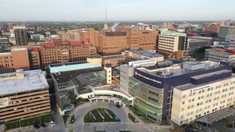 Centro-Médico-Detroit-Durante-Un-Día-Soleado-Y-Agradable-En-Detroit,-Michigan,-Tiro-De-Establecimiento-De-Reenvío-Aéreo