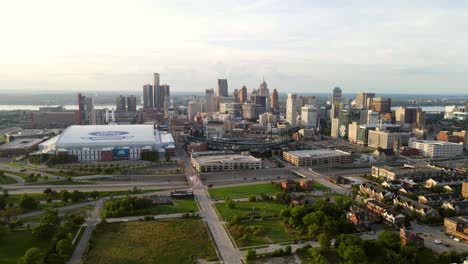 Toma-Aérea-Estática-De-La-Ciudad-Urbana-Que-Se-Encuentra-Con-Parques-Verdes-En-El-Centro-De-Detroit-Con-Un-Campo-De-Fútbol-Interior-Ford-Junto-Al-Parque-De-Béisbol-Comerica