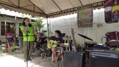 Una-Grabación-Dinámica-De-Un-Vocalista-Masculino-Cantando-Con-Un-Músico-De-Guitarra-Acústica