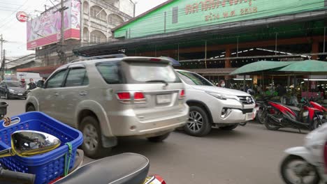 Provincia-De-Nan,-Tailandia---22-De-Noviembre-De-2022:-Toma-De-Bicicletas-Pesadas-Y-Movimiento-De-Automóviles-Junto-A-Un-Mercado-Local-En-La-Ciudad-De-Nan,-Tailandia-Durante-El-Día