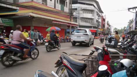 Provincia-De-Nan,-Tailandia---22-De-Noviembre-De-2022:-Toma-De-Lugareños-Que-Salen-Después-De-Comprar-En-Un-Mercado-Local-En-La-Ciudad-De-Nan,-Tailandia-Durante-La-Mañana