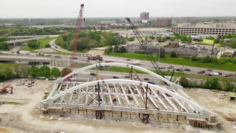 Construcción-De-Un-Puente-De-Arco-De-Metal-Para-El-Cruce-De-La-Autopista-I-94-En-EE.UU.,-Vista-Lateral-Aérea