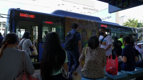 Pasajeros-Esperando-Para-Subirse-Al-Autobús-Después-De-Comprar-En-El-Supercentro-Minorista-Big-C,-Bangkok,-Tailandia