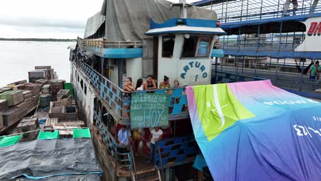 Frachtschiff-Auf-Dem-Amazonas.-Amazonien.-Südamerika