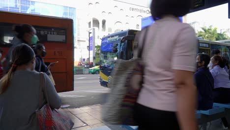 Pasajeros-Que-Abordan-El-Autobús-Después-De-Comprar-En-El-Supercentro-Minorista-Big-C,-Bangkok,-Tailandia