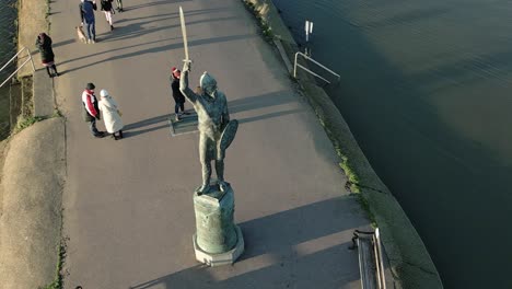 Bronzestatue-Eines-Mittelalterlichen-Ritters-Mit-Schwert-An-Der-Promenade-In-Der-Nähe-Von-Maldon-Town-In-Essex,-Großbritannien