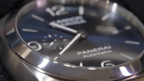 Macro-Vista-De-Cerca-De-Un-Lujoso-Reloj-Submarino-De-Relojes-Panerai