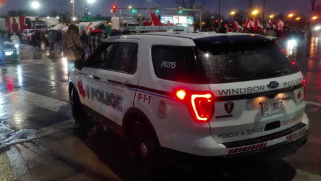 Primer-Plano-Panorámico-De-Un-Coche-De-Policía-Estacionado-En-La-Calle-Durante-Un-Convoy-De-Libertad-En-Windsor