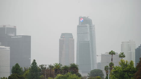 Un-Plano-Medio-Del-Horizonte-De-Dtla-Bajo-Una-Fuerte-Lluvia