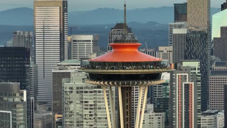 Eng-Umlaufende-Luftaufnahme-Der-Aussichtsplattform-Der-Seattle-Space-Needle-Mit-Wolkenkratzern-Im-Hintergrund