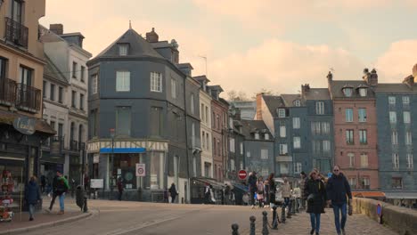 Escena-De-Gente-En-El-Barrio-Del-Pueblo-Costero-De-Honfleur,-Normandía,-Francia