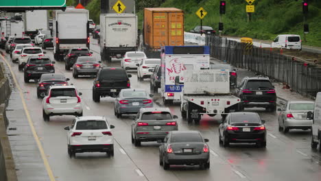 Un-Primer-Plano-Del-Tráfico-Pesado-Bajo-La-Lluvia-En-La-Autopista-101-En-Los-ángeles