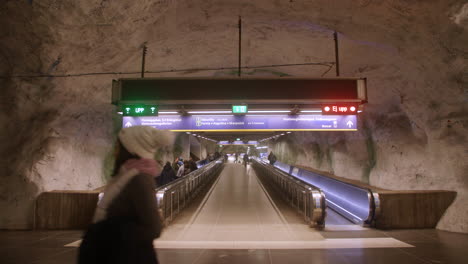 Fangen-Sie-Die-Festliche-Stimmung-Mit-Unserem-Videomaterial-Zur-U-Bahn-Station-Radhuset-Ein