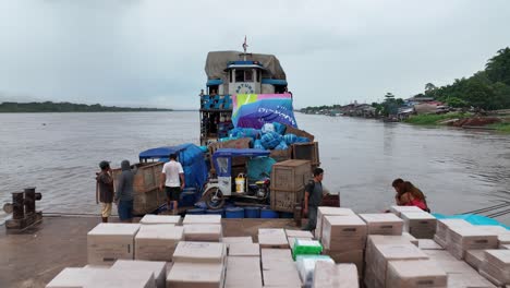 Frachtschiff-Auf-Dem-Amazonas.-Amazonien.-Südamerika