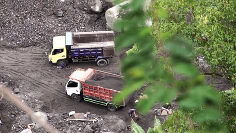 La-Actividad-De-Los-Mineros-De-Arena-Y-Los-Camiones-Que-Transportan-Y-Raspan-Arena-En-El-Río-Gendol,-Que-Es-La-Ruta-De-Lava-Fría-Del-Monte-Merapi