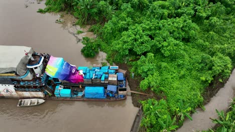 Frachtschiff-Auf-Dem-Amazonas.-Amazonien.-Südamerika