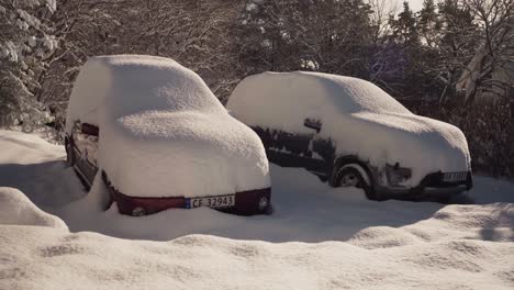 Im-Freien-Geparkte-Fahrzeuge-Mit-Dichtem-Schnee-Bedeckt.-Seitwärts