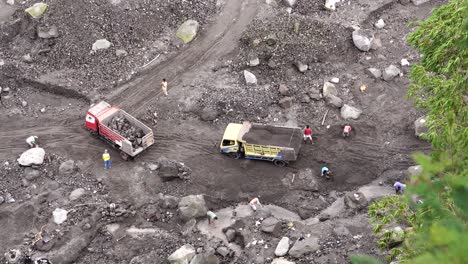 Die-Aktivität-Von-Sandgräbern-Und-Lastwagen,-Die-Sand-Im-Gendol-Fluss-Transportieren-Und-Abkratzen,-Der-Die-Kalte-Lavaroute-Des-Mount-Merapi-Darstellt