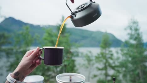 Verter-Café-Caliente-De-Una-Tetera-De-Metal-En-Una-Taza