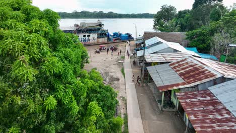 Pequeño-Pueblo-Junto-Al-Río-Amazonas-En-La-Selva