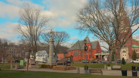 Ciudad-Tranquila-Con-Arquitecturas-Medievales-En-La-Plaza-Principal-De-Naugatuck-En-El-Condado-De-New-Have,-Connecticut,-Estados-Unidos