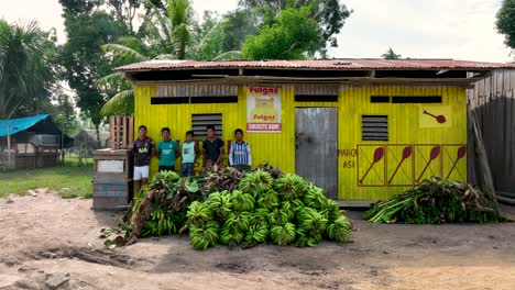 Verspielte-Indianische-Kinder-Auf-Dem-Land,-Dschungel-Regenwald-Von-Peru