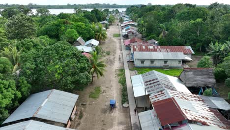 Pequeño-Pueblo-Junto-Al-Río-Amazonas-En-La-Selva