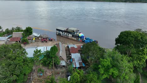 Frachtschiff-Auf-Dem-Amazonas.-Amazonien.-Südamerika