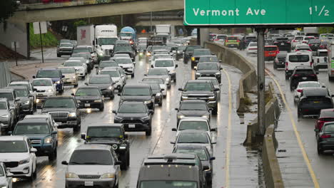 Tráfico-Pesado-Bajo-La-Lluvia-En-La-Autopista-101-En-Los-ángeles