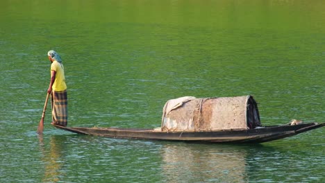 Un-Pescador-Asiático-Rema-Su-Bote-En-El-Río-Surma,-Capturando-La-Serena-Belleza-De-La-Naturaleza-Y-La-Sencillez-Pacífica-De-La-Pesca-Tradicional