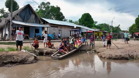 Niños-Nativos-Americanos-Juguetones-En-El-Campo,-Selva-Tropical-Del-Perú